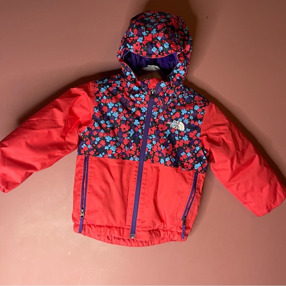 The North Face Snowquest insulated Toddler Jacket in Vibrant Purple - Picture 3 of 10